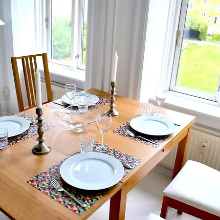 Central Lejlighed Til 3 Personer Pa Forste Sal *